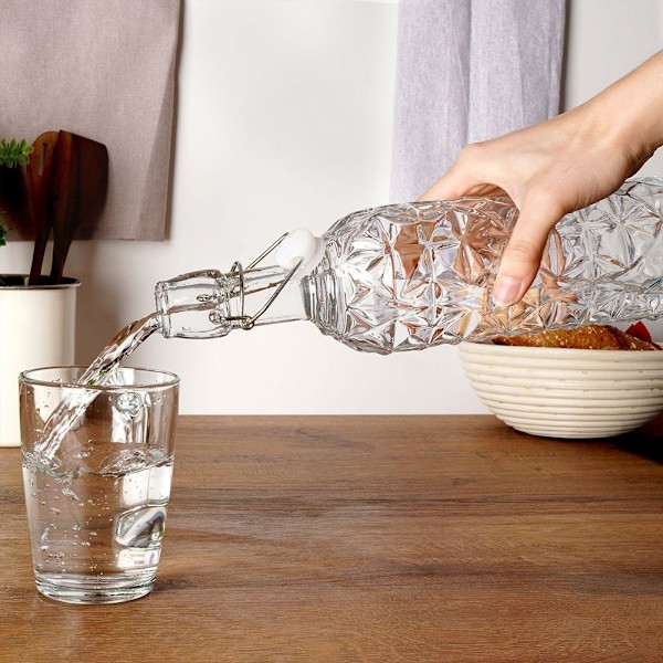 Vacker glasflaska med kork och klämma för drycker