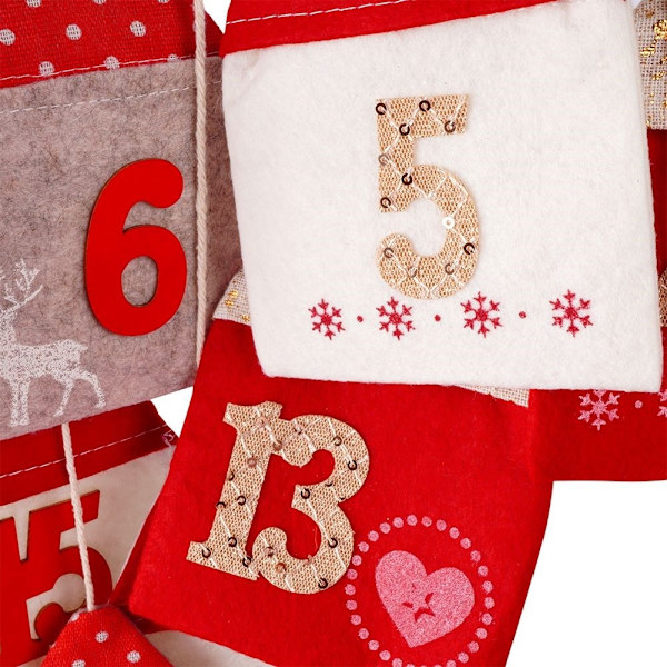 Adventskalender med 24 huse på en træpind