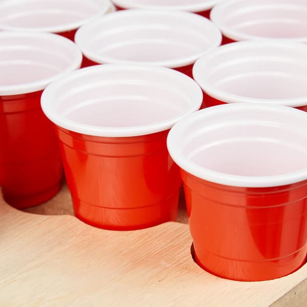 Mini Beer Pong med röda koppar