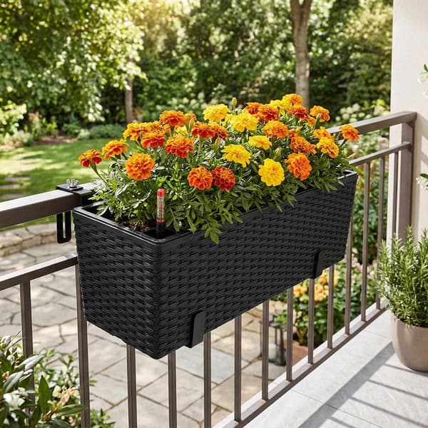 Sort rattan balkonplante med vandstandsindikator