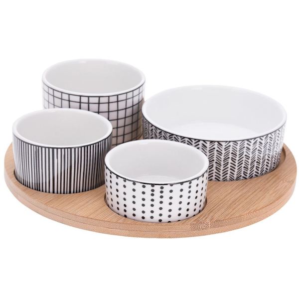 Fire porcelænsskåle på bambusbakke til servering af lækkerier