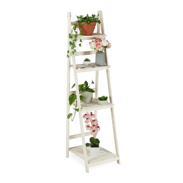 Vit trappa med träblommor