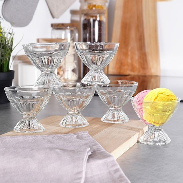 Seks små dessertskåle i glas, perfekt til snacks og desserter