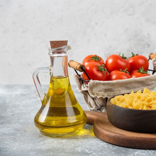 Oljeflaska för servering med vitlök, örter och chili
