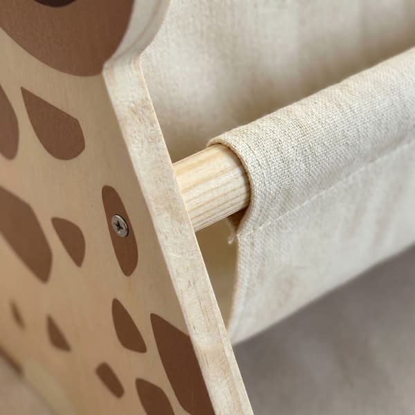 Barnbokhylla med 4 tygfickor – Giraffdesign