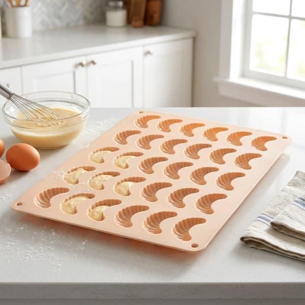 Silikonform i form av halvmåneformad kaka, beige, 34,5x24,5 cm