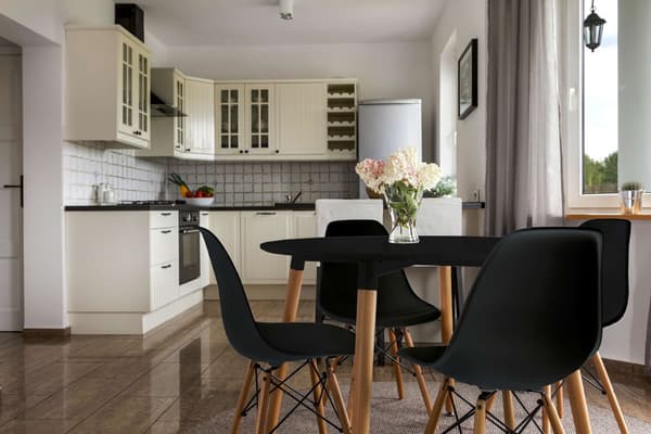 Moderne sort spisebordsstol – polypropylen, bøgetræ
