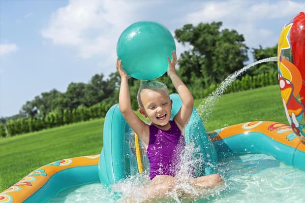 Retro legeland til børn med rutsjebane og vandsprøjte