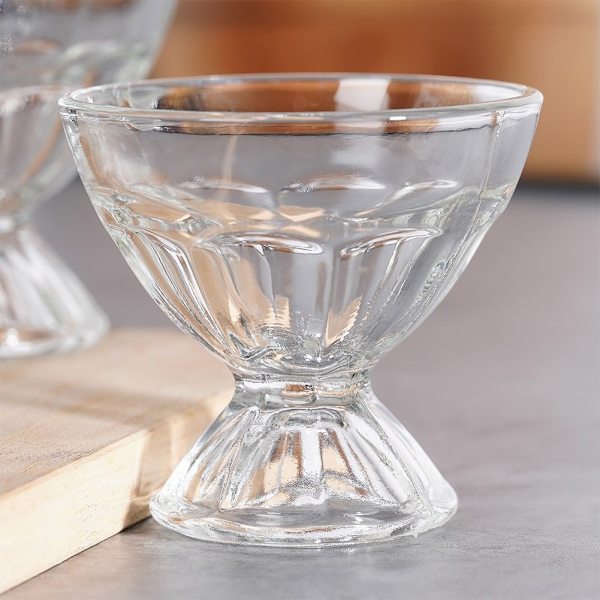 Seks små dessertskåle i glas, perfekt til snacks og desserter