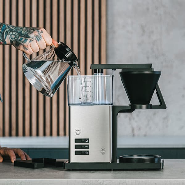 Kaffemaskine med finish i rustfrit stål, kapacitet på 10 kopper