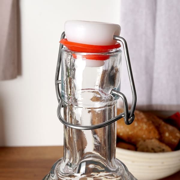 Vacker glasflaska med kork och klämma för drycker