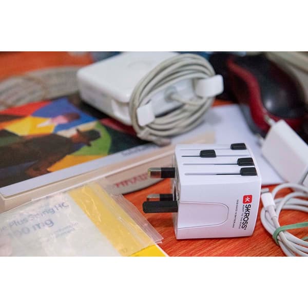 MUV USB (2xA) Kompakt 2-polig världsreseadapter med 2 integrerade USB-portar