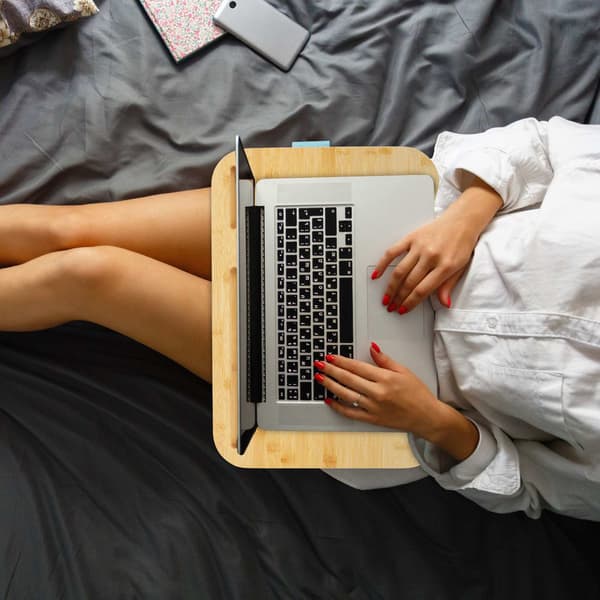Sininen Lapdesk bambutarjottimella