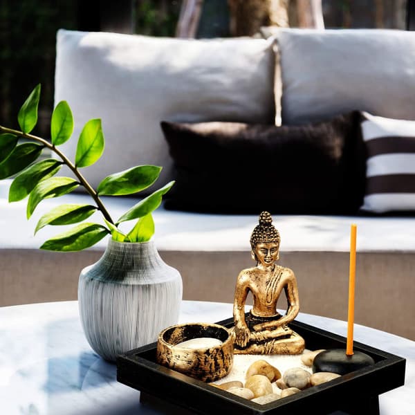 Zen-puutarha Buddhan kanssa