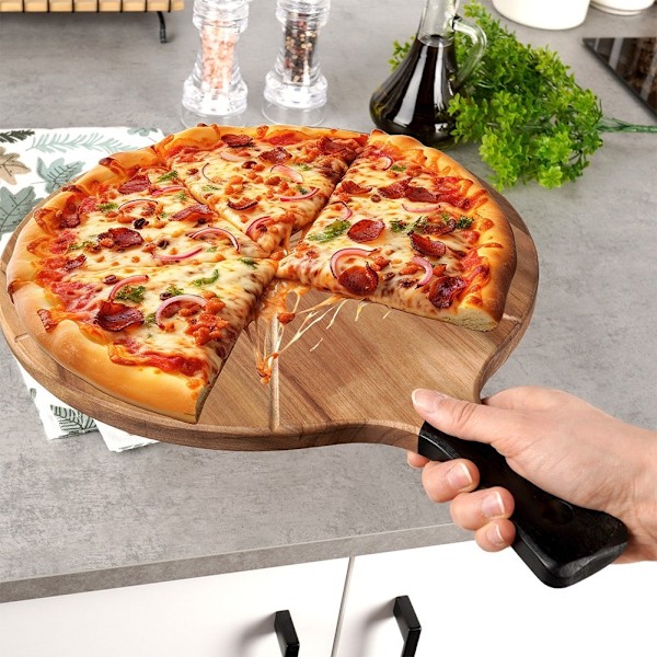 Puinen leikkuulauta pizzalle teräsveitsellä ja leikkausuralla