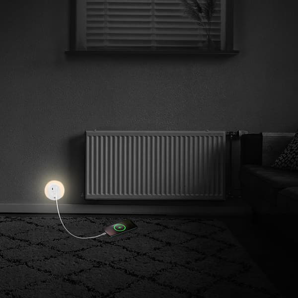 LED-natlampe med skumringssensor og 18W USB-oplader