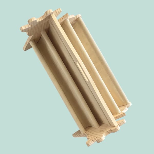 Barnbokhylla med 4 tygfickor – Giraffdesign