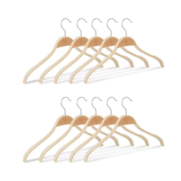 Set med 10 klädhängare av trä