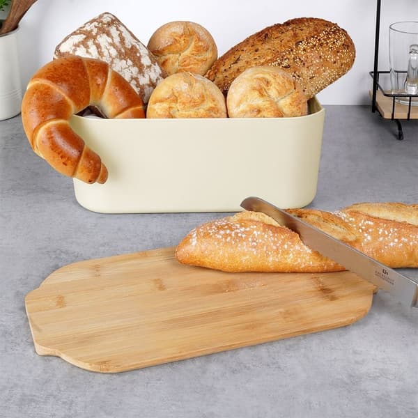 Tilava kermanvärinen leipälaatikko bambuleikkuulaudalla