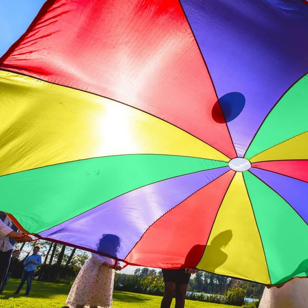 Färgglad lekfallskärmsdiameter 6m