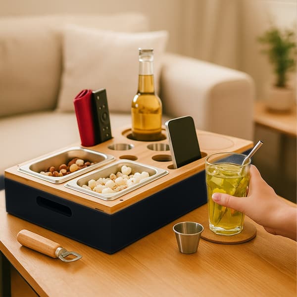Sofasnackbakke med bambusskåle og drikkeholdere