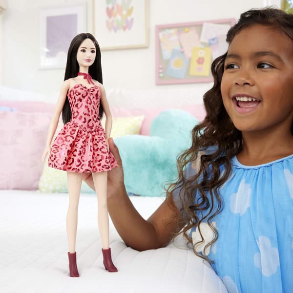 Barbie-docka i rosa leopardklänning med accessoarer