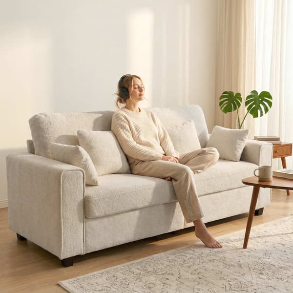 Beige 3-sitssoffa med sammetstyg och djup sits