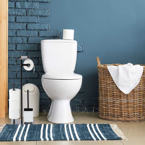 WC-setti alustalla mattamustaa
