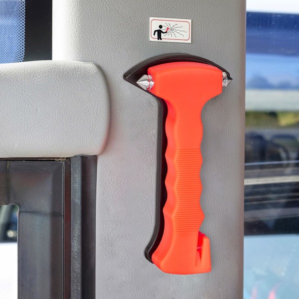 Auto hätävasaralla ja turvavyöleikkurilla