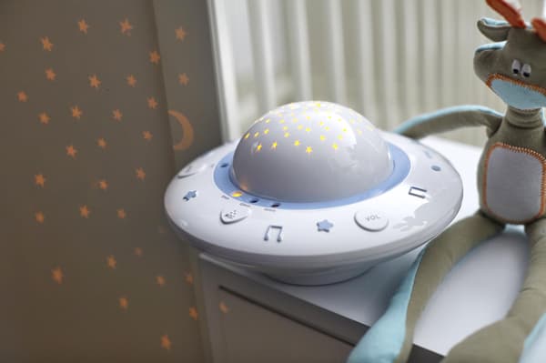 Stjärnklar babyprojektor med vaggvisor och ljudsensor