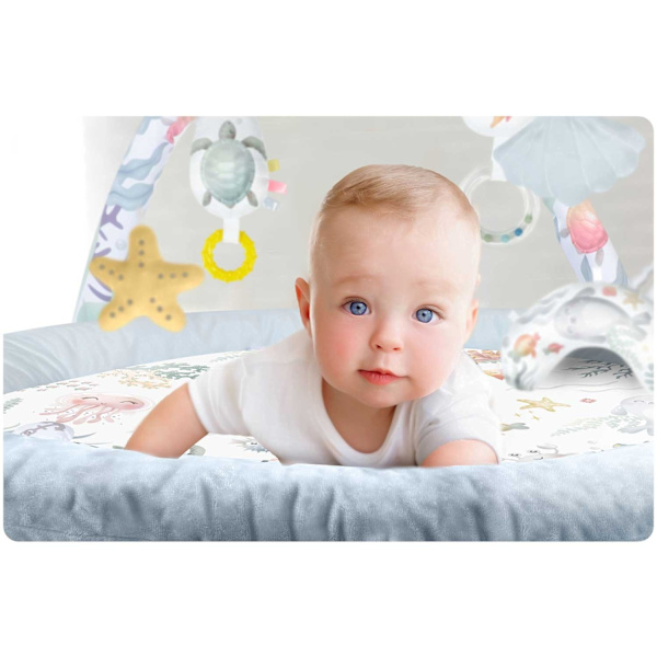 Interaktiv Babymatta Ocean⭐⭐⭐⭐⭐ för design och komfortHUVUDFUNKTIONER:- 7 multifunktionella leksaker- Dedikerad kudde för magläge- Sna
