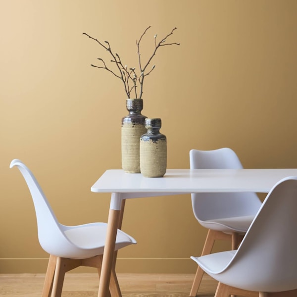 Set med 4 matsalsstolar i vardagsrummet med en dyna i ekologiskt läder ModernHome