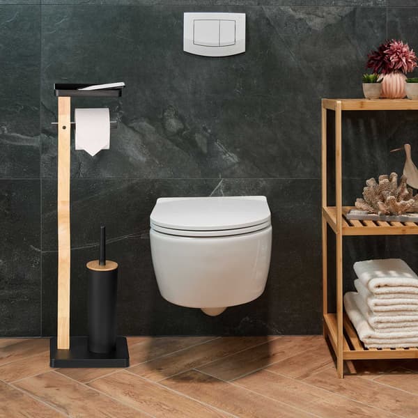 WC-paperiteline ja harjasetti hyllyllä