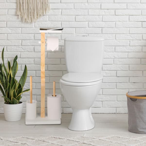 WC-paperiteline ja harjasetti hyllyllä