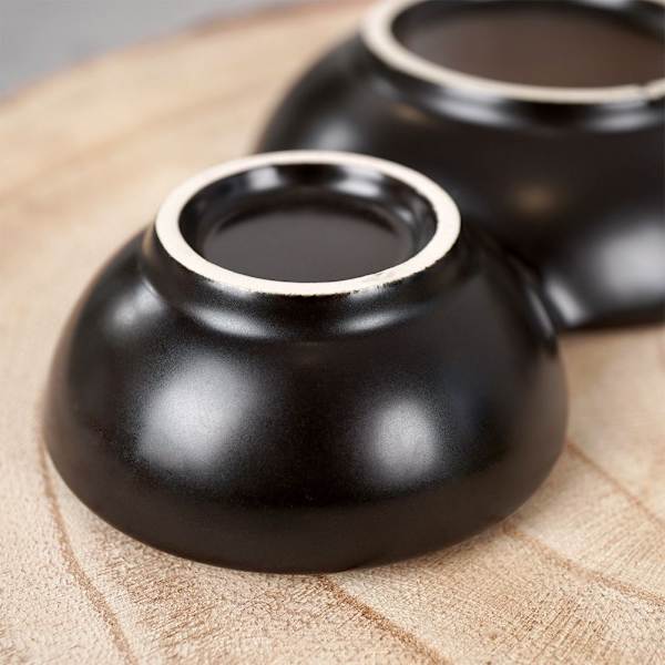 Sort porcelænsskål med tre rum til snacks og dipsauce