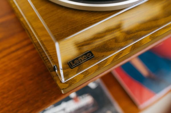 Bluetooth-pladespiller med USB-kodning, indbyggede højttalere