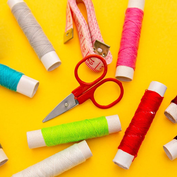 Praktiskt sykit med tillbehör i genomskinlig plast