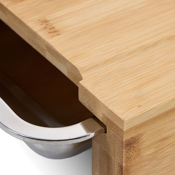 Bambu skärbräda med saftspår och brickor