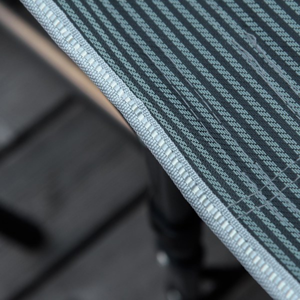 Solstol hopfällbar solstol med kudde sidficka integrerad förvaringsväska metall och Oxford-tyg 188 x 64,5 x 53 cm grå Aosom