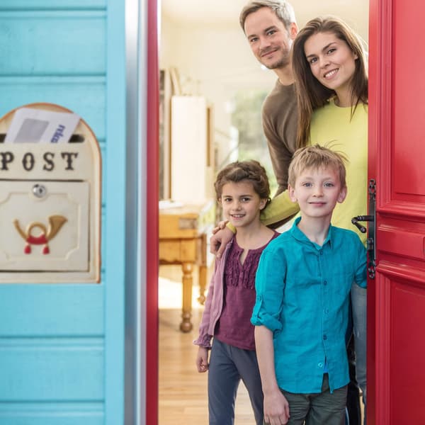 Antiikkityylinen postilaatikko