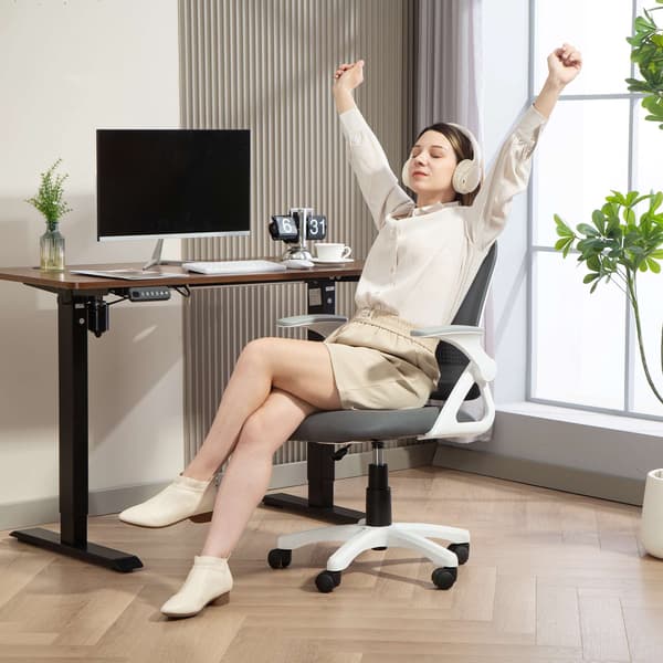 Ergonomisk kontorstol i net med foldbare armlæn, grå