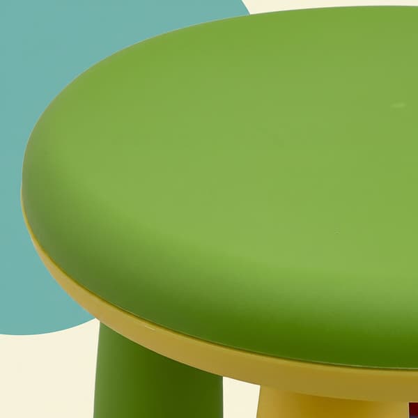 Flerfärgad barnpall i plast, sitthöjd 26 cm