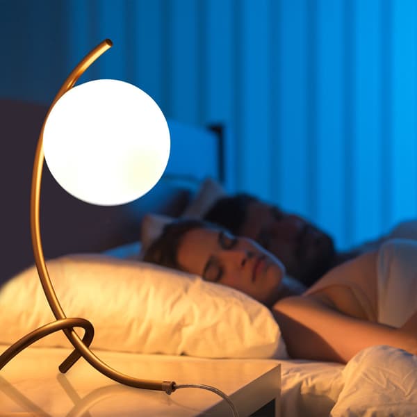 Buet bordlampe med globusform