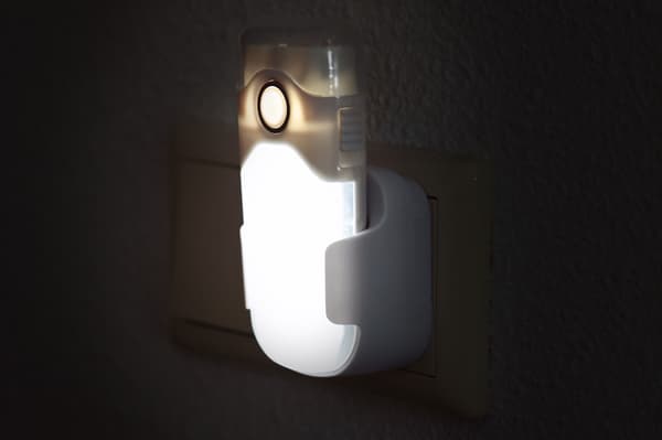 Ladattava LED-taskulamppu automaattisella valosensorilla