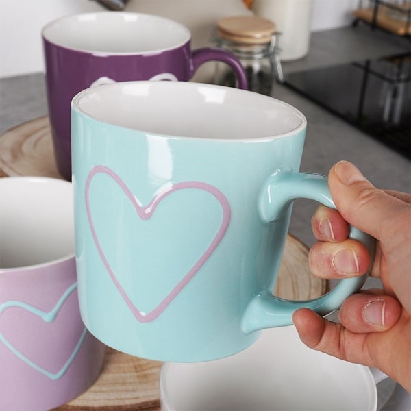 Färgglada keramikkoppar med hjärtmotiv och bekväma handtag