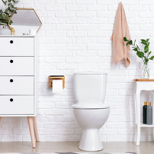 Bambuinen wc-paperiteline hyllyllä