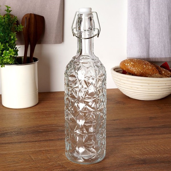 Vacker glasflaska med kork och klämma för drycker