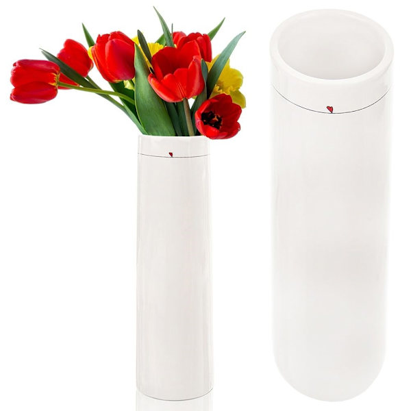 Hvid keramikvase med subtilt blomsterhjertemotiv