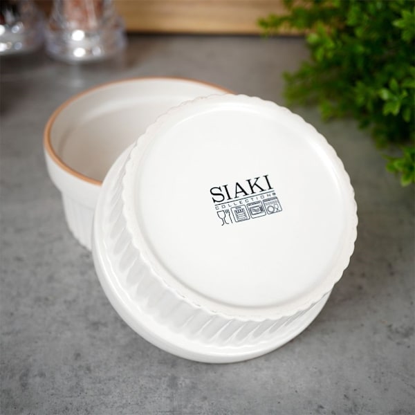 Set med små porslinsskålar för bakning och servering