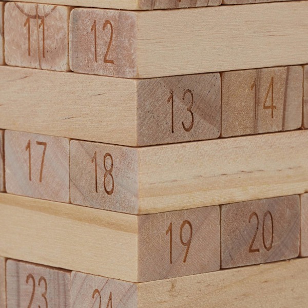 Puinen huojuva torni numeroilla
